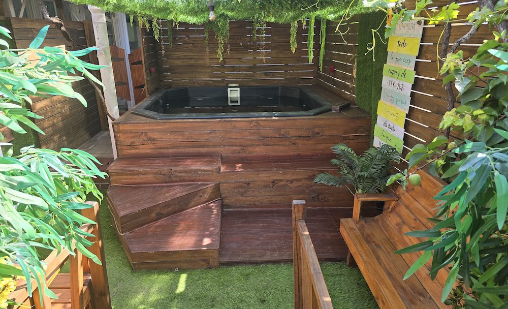 Imagina sumergirte en un cálido jacuzzi, rodeado de árboles y el sonido natural del entorno