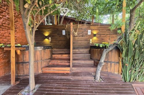 Disfruta del placer de relajar tu cuerpo en una tinaja de agua caliente rodeado de naturaleza