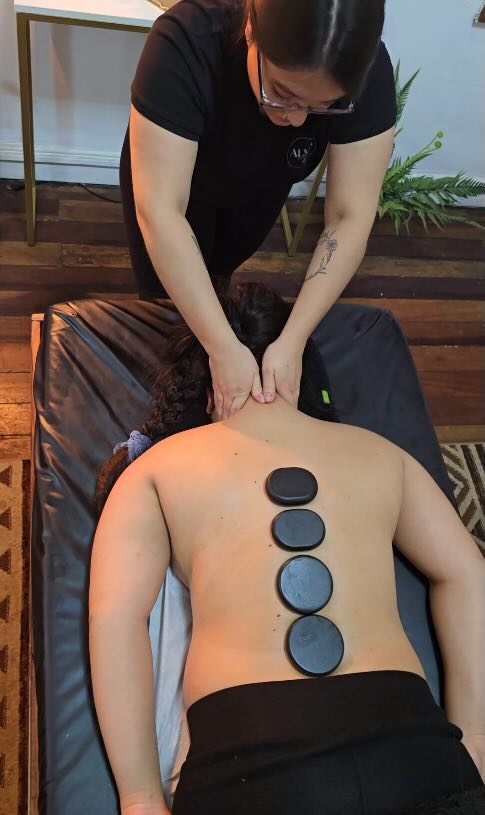 Disfruta de un reconfortante Masaje Piedras Calientes