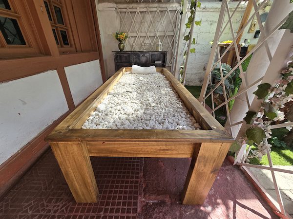 Cama de cuarzo en medio de la naturaleza de la jungla de cemento.