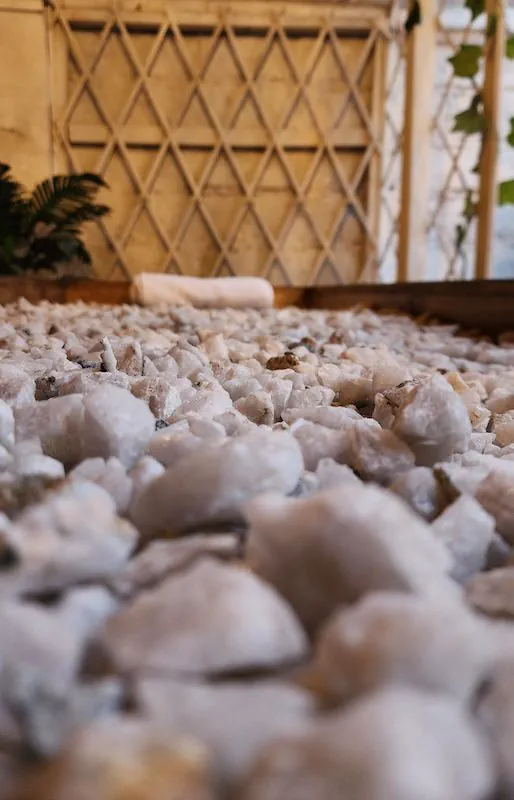 Siente la Vibra en las Camas de Cuarzo de Alma Spa y Salón